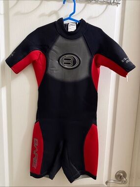 Kids Shorty Wetsuit in Black & Red
